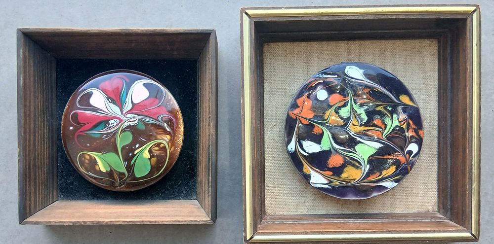 2 פלאקים עגולים אמייל על נחושת משובצים במסגרות עץ 
שנות ה 50-60 
מידות כולל מסגרת 
14X14 סמ 