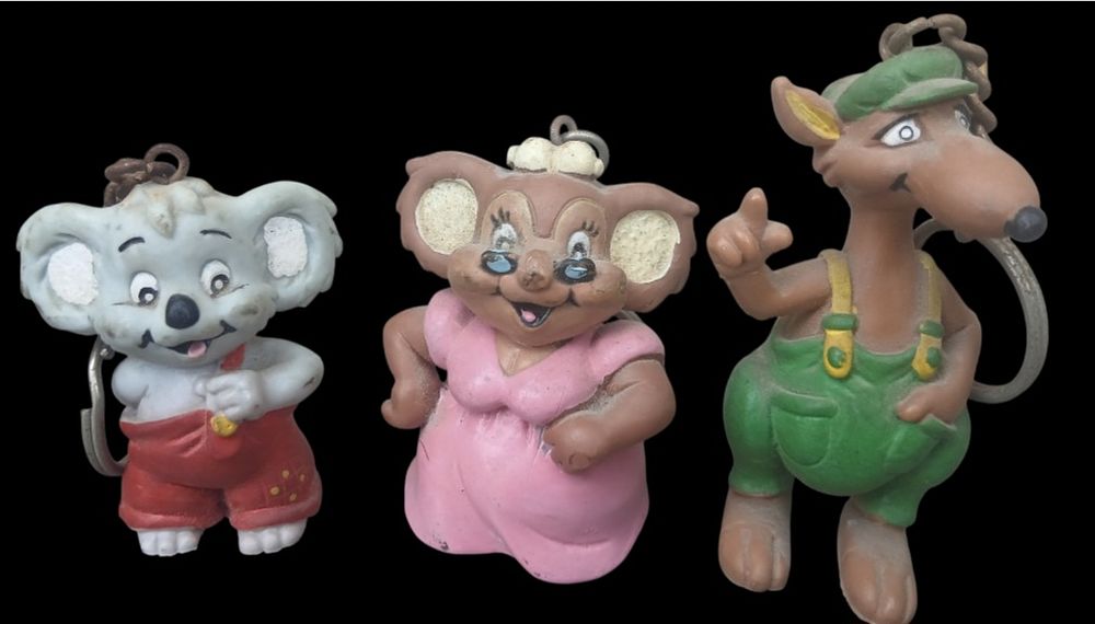 לוט 3 בובות מחזיקי מפתחות וינטג תוצרת גרמניה גובה 4.5X6 סמ . מיוצרות על ידי חברת Schleich 