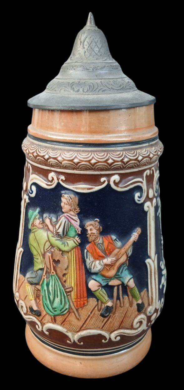 כוס בירה (שטיין) גרמנית דקורטיבית עשויה חרס 
השטיין מעוטר בתבליט צבעוני המתאר סצנת נגינה 