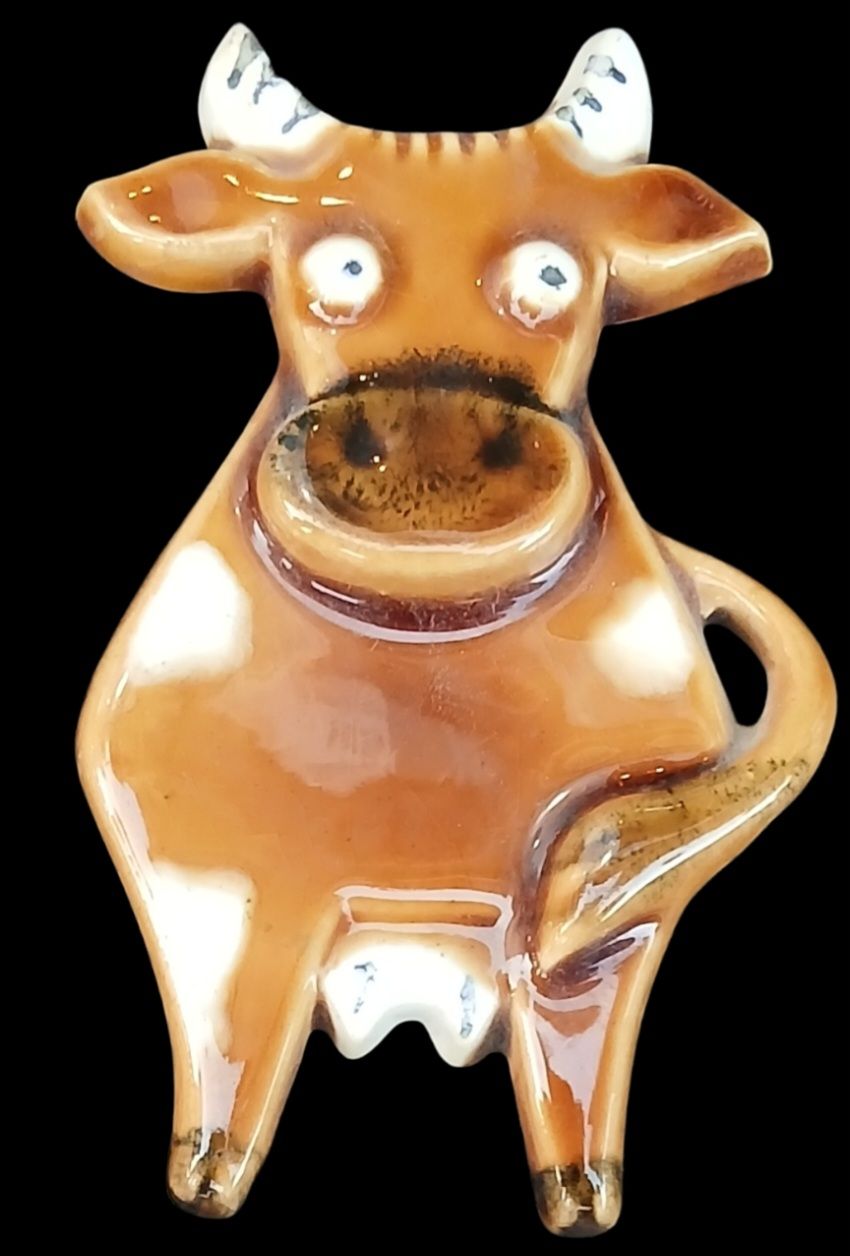 פיגורה צבעונית בדמות פרה עשויה קרמיקה חתום בית היוצר ניתן לתלייה על קיר במצב מושלם מידות: 