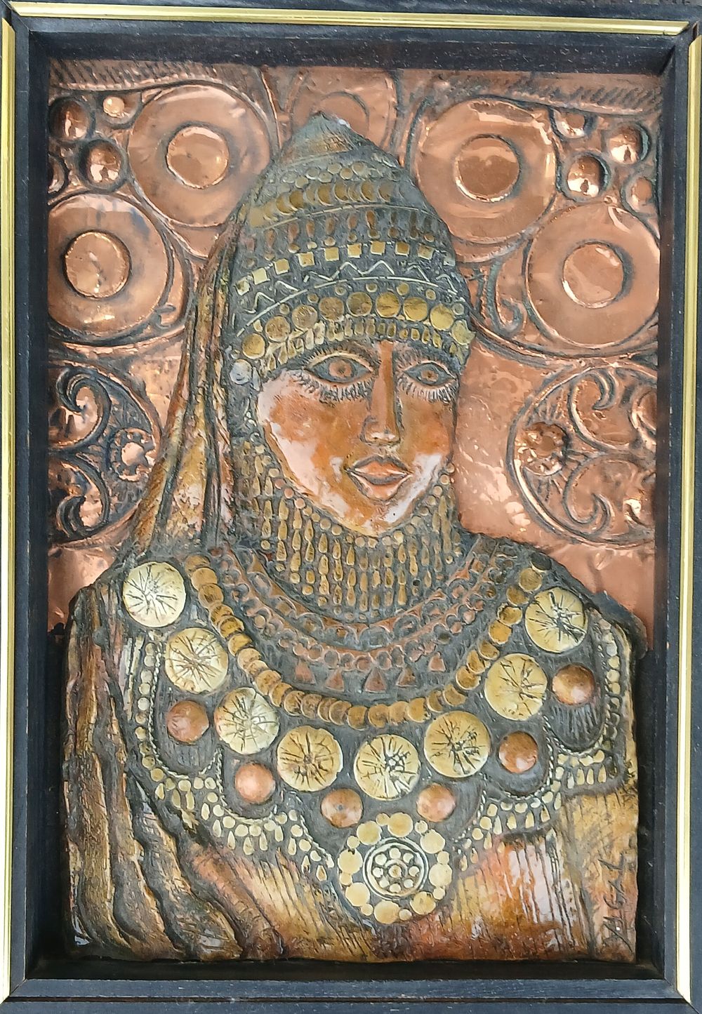 אישה תמניה - תבליט נחושת עבודת אומן חתום מידות 21X31 סמ