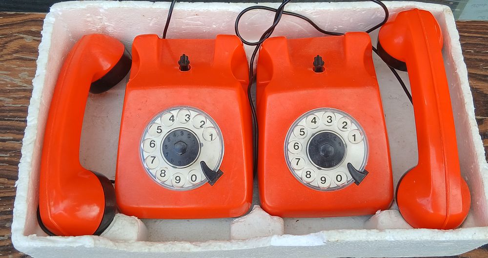 זוג טלפונים משחק לילדים פלסטיק וינטג תוצרת מלטה שנות ה 60