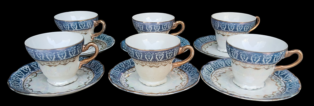 סט כוסות קפה ותחתיות אספרסו וינטג' מפורצלן עם עיטור כחול וזהב.
הסט כולל שש כוסות ושש צלוחיות 