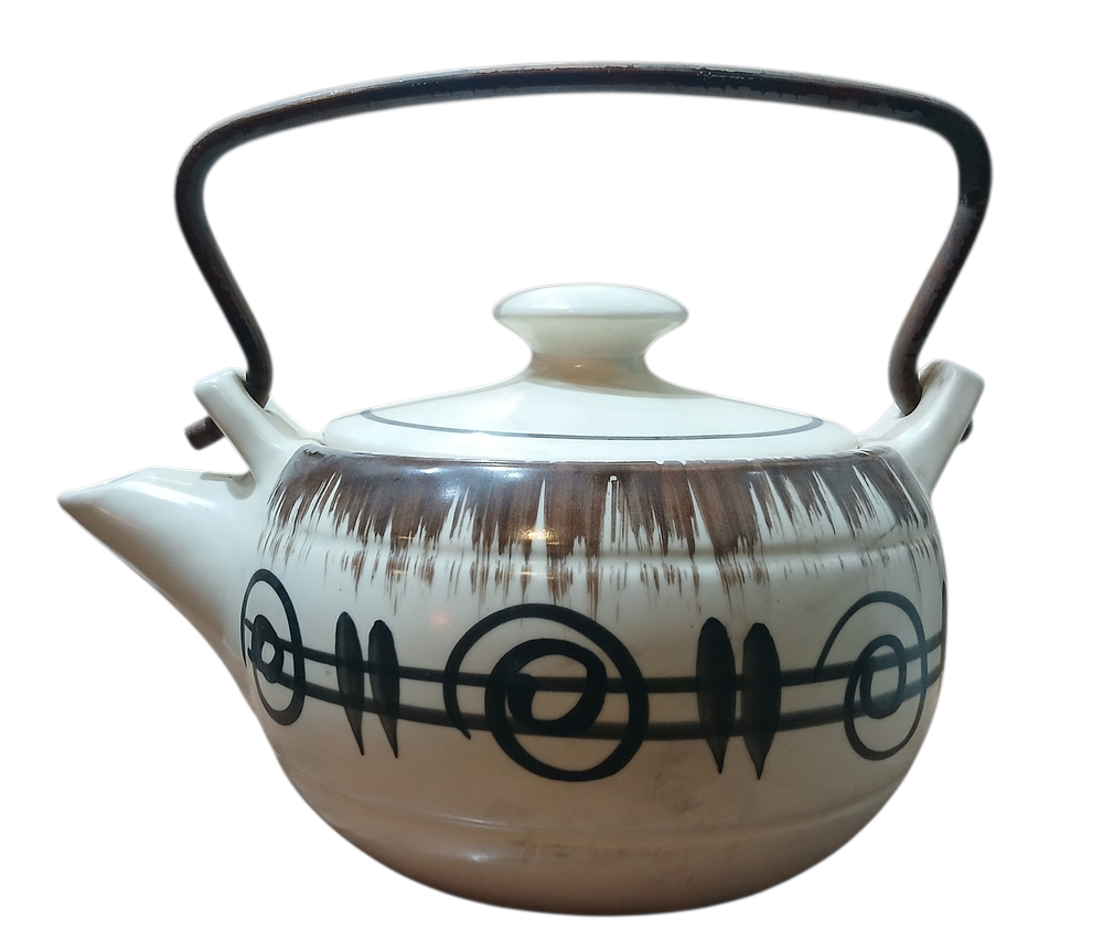 קומקום קרמיקה ישראלית חתום ידית עשויה עץ 
גובה 15 סמ גובה כולל ידית 19 סמ 
קוטר 18 סמ 
מצב מושלם