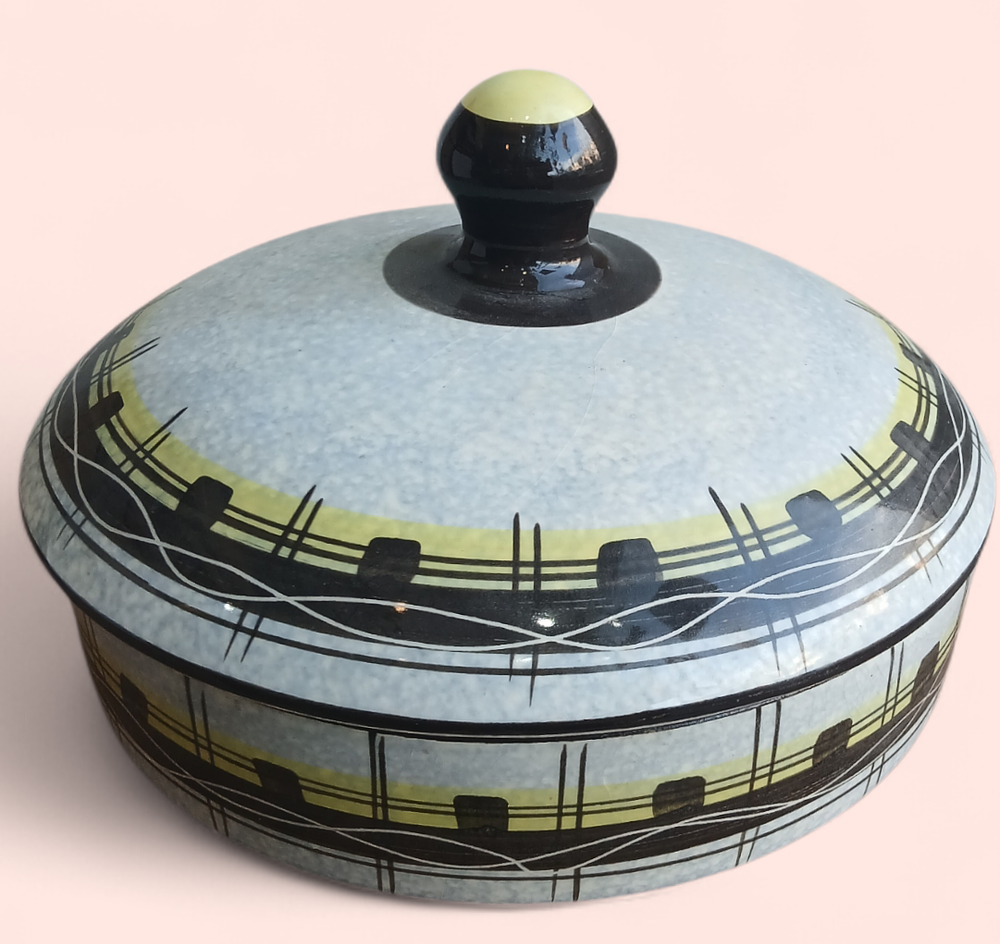 קערת קרמיקה עם מכסה ישראל שנות ה 50-60 
קוטר 20 סמ 
גובה 13 סמ