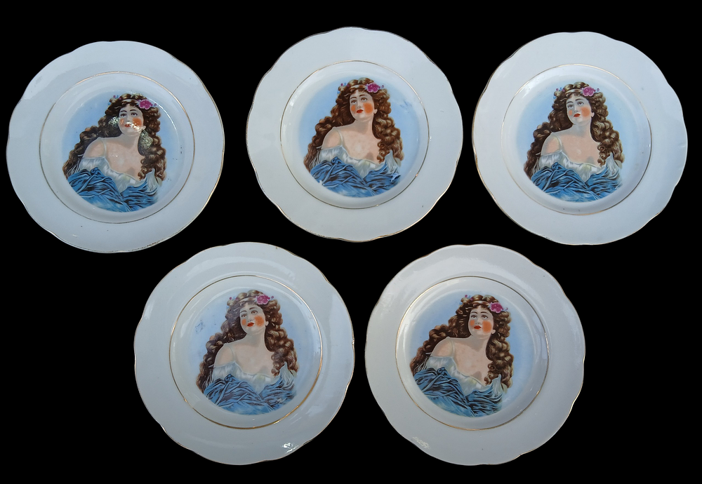 סט של 5 צלחות פורצלן דקורטיביות ישנות 
קוטר 15.5 סמ 
חתום מאחור 
מצב מושלם