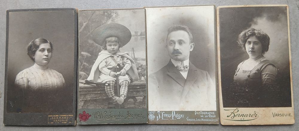 לוט 4 צילומי קבינט משפחה יהודית מורשה פולין תחילת המאה ה 20 
מידות 7X11 סמ