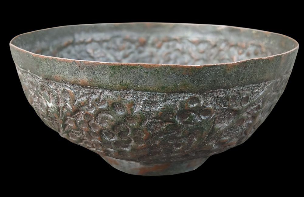 קערת נחושת איסלאמית עתיקה, המזוהה עם אומנות פרסית מהמאה ה-18, ככל הנראה מתקופת שושלת זנד 