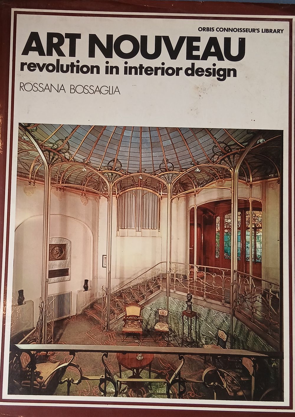 הספר "Art Nouveau: Revolution in Interior Design" מאת רוזאנה בוסאליה. 
תוכן: הספר עוסק בעיצוב 