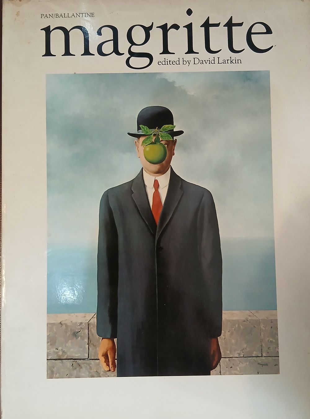 מגריט Magritte - ספר בכריכה רכה, הוצאה משנת 1972 
אנגלית