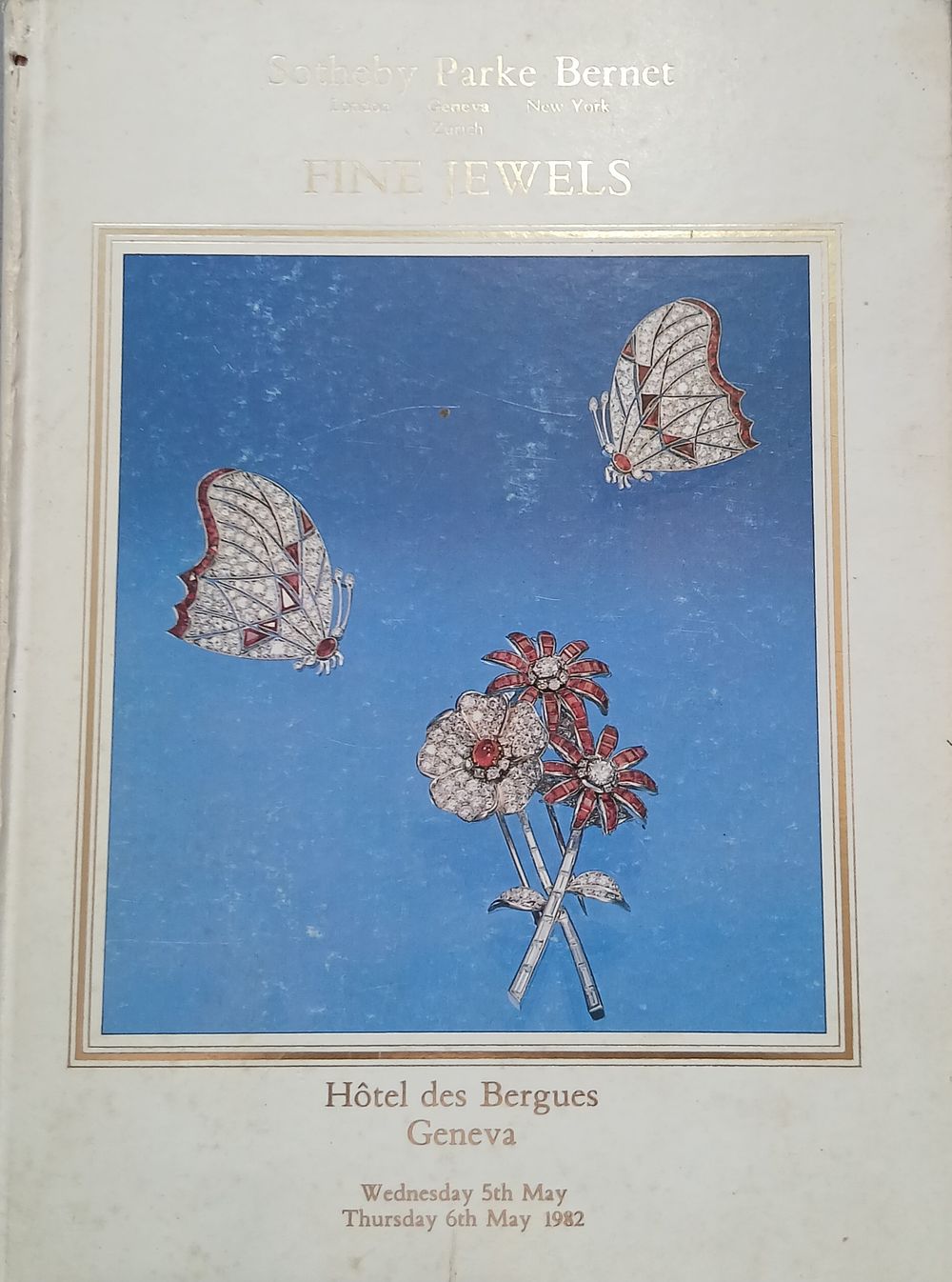 ספר קטלוג תכשיטים יוקרתיים 
בית המכירות סותביס שנת 1982 
228 עמ 
כריכה קשה 
מכיל תצלומים רבים 