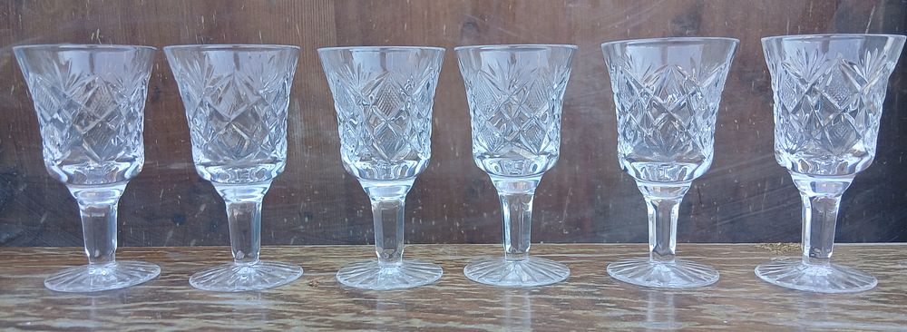 סט של 6 גביעים קריסטל גובה 11 סמ 
הגביעים מעוטרים בחיתוכי יהלום ודוגמאות דמויות כוכבים בחלק 