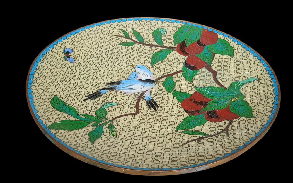 צלחת אמייל קלואזונה (Cloisonn&eacute;) בסגנון אסיאתי, עבודת יד המשלבת חוטי מתכת עדינים הממולאים באמייל 