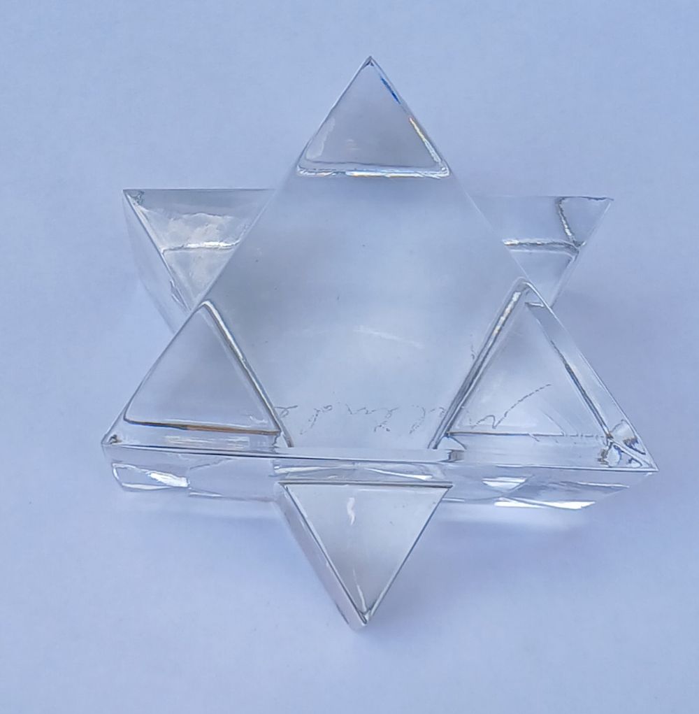 פסל מקריסטל חתום צורה גיאומטרית תלת-ממדית המורכבת משתי פירמידות משולשות משולבות – אחת מצביעה 