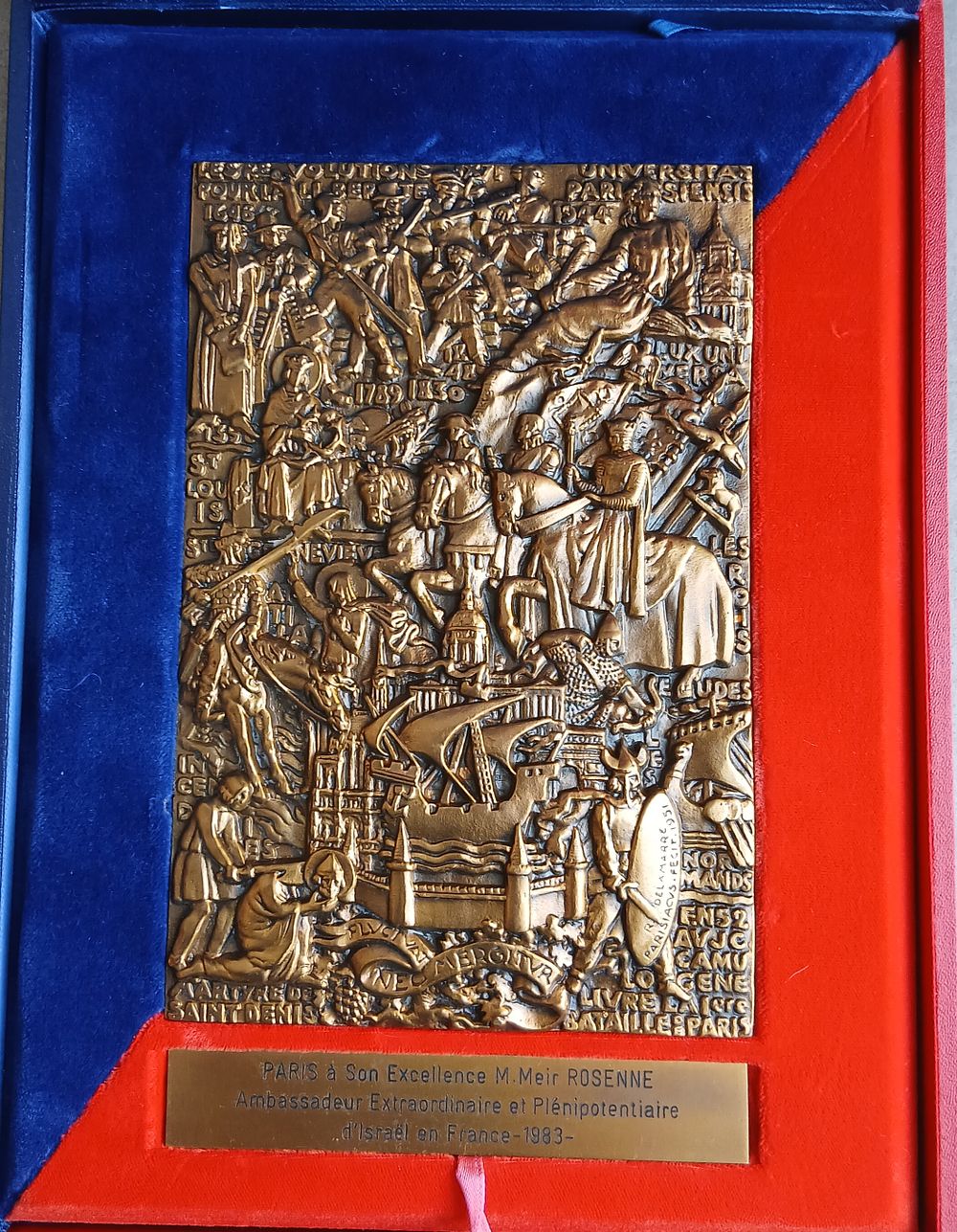 לוח ברונזה (Plaquette) משנות ה-50 המציג סצנות היסטוריות צרפתיות, המיוצר על ידי בית המלאכה 
