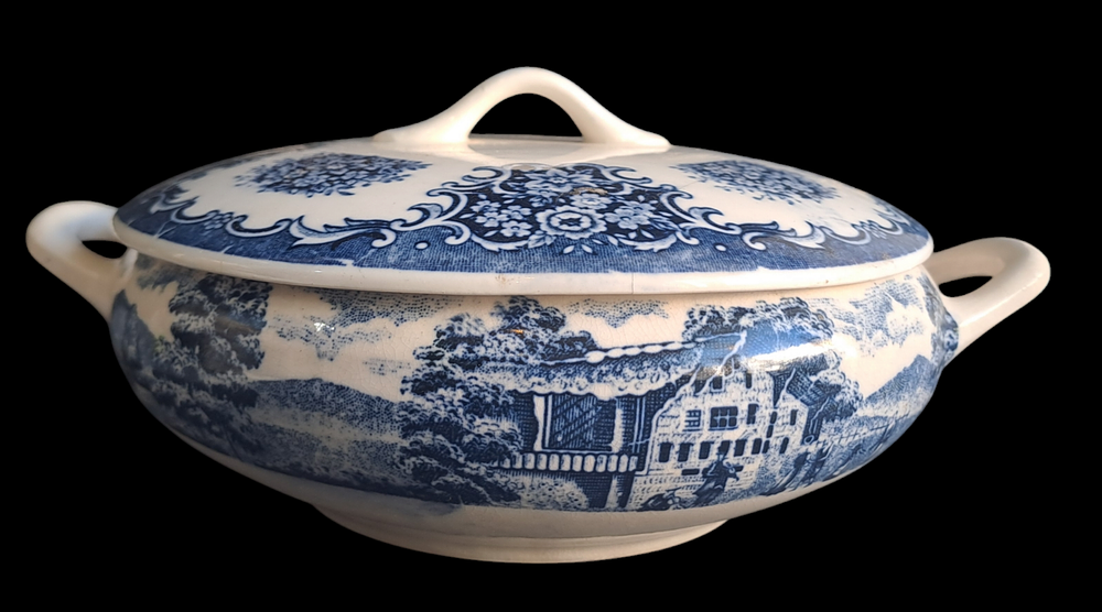 קערת מרק (Tureen) וינטאג' עשויה חרס אנגלי, המעוטרת בדפוסים כחולים קלאסיים בסגנון כפרי. 
קוטר 