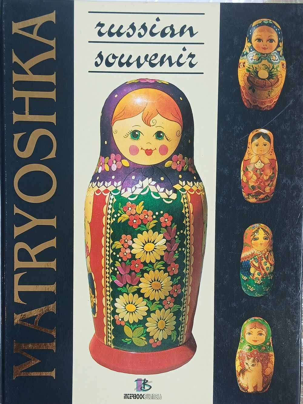 הספר "Matryoshka - Russian Souvenir" מאת לאריסה נ. סולוביובה, המוקדש לבובות עץ רוסיות 