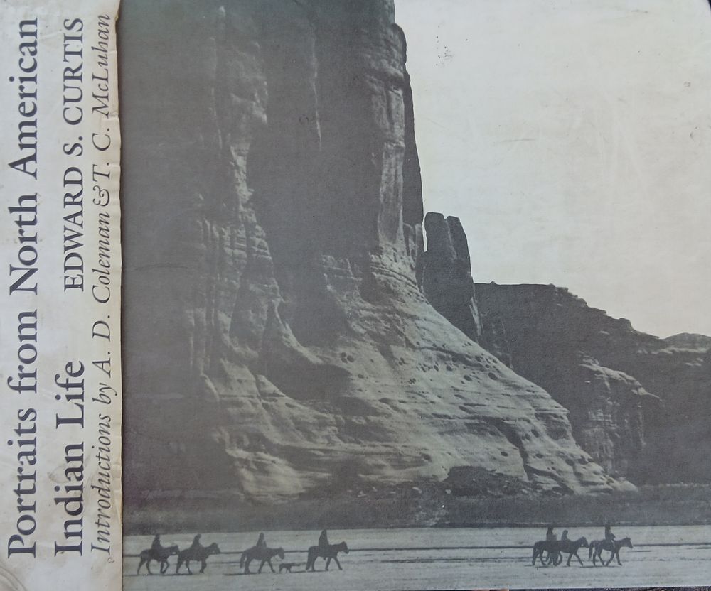ספר הצילומים "Portraits from North American Indian Life" מאת הצלם Edward S. Curtis (אדוארד 