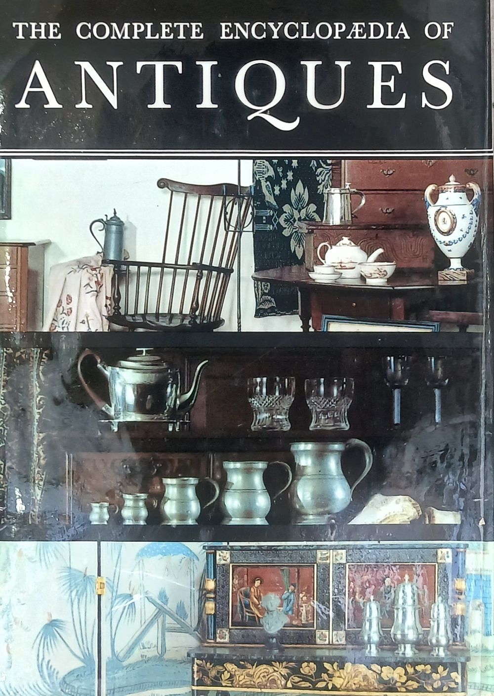 ספר העיון The Complete Encyclopedia of Antiques (האנציקלופדיה המלאה לעתיקות), המציג מדריך מקיף 