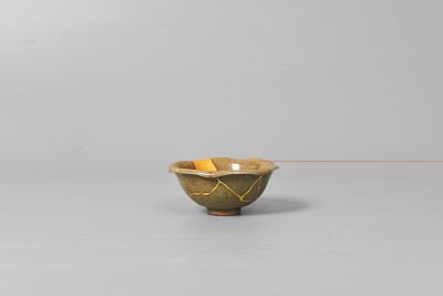 Bowl,Longquan. 宋, 龍泉花口碗 Dimensions: 11.2 x 5 cm