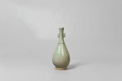 Vase with tubular lug handles,Longquan. 宋, 龍泉貫耳瓶 Dimensions: 11.5 x 27.5 cm