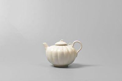 Teapot with whitw glaze. 宋, 白釉瓜枝茶壺 (800ml) Dimensions: 18 x 12.5 cm