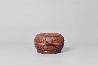 lacquer box. 清, 浮雕纏枝菊剔紅紋漆盒 Dimensions: 17.7 x 11 cm