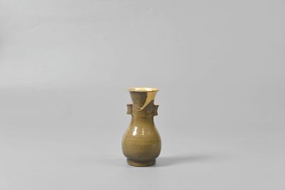 Vase with tubular lug handles. 宋, 黃龍泉貫耳瓶 Dimensions: 9 x 18 cm