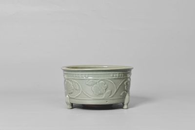 Tripod censer, Longquan. 元, 龍泉三足爐 Dimensions: 24 x 13.3 cm