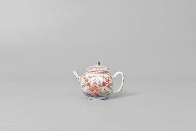 pattern in gold on a wucai painted teapot. 清, 康熙五彩描金茶壺 Dimensions: 17.3 x 12.3 cm
