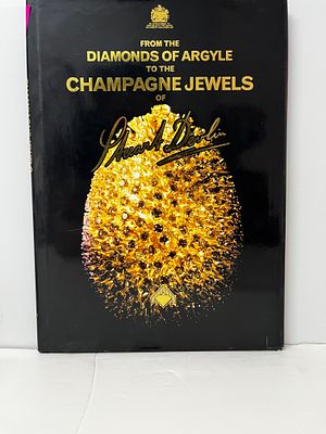 DIAMONDS OF ARGYLE TO THE CHAMPAGNE JEWELS 
כריכה קשה מעטפת נייר איכותית מצב כללי טוב -טוב מאוד