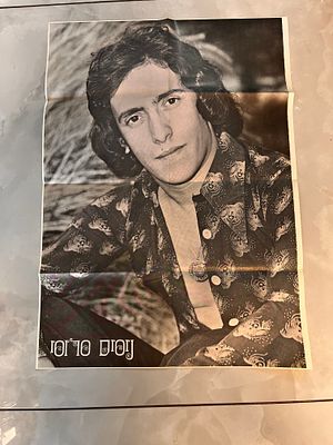 פוסטר גדול של ניסים סרוסי , שחור לבן מצורף עיתון אודות חייו ניסים סרוסי 
מידות 69*49