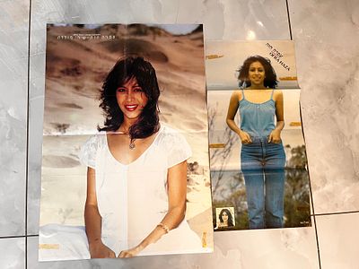 2 פוסטרים של עופרה חזה גדולים ומצבים שונים