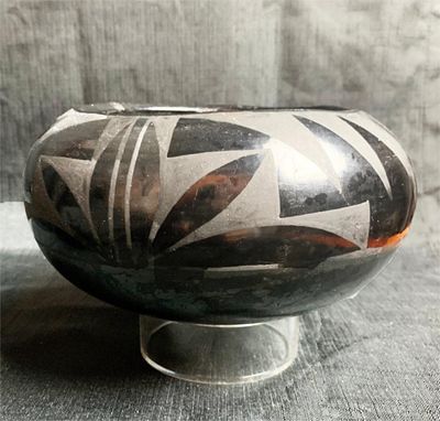 Early Vintage Native American Pueblo Black on Black Pot. Vintage Native American Pueblo Black on