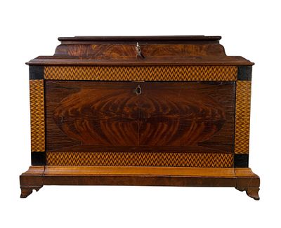 Antique Early 19th c. Mahogany Inlaid Dresser Box / Chest. Fine Antique Early 19th Century Flame 