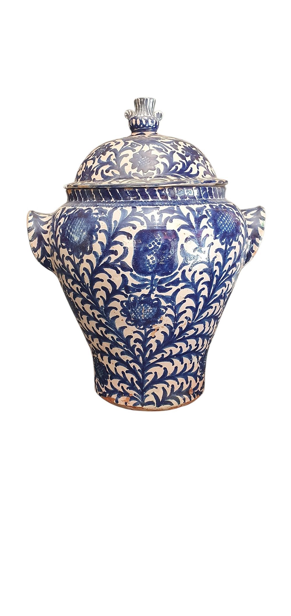 Orza, S. XIX - XX. Cerámica de Fajalauza - Granada con dos asas, vidriada o esmaltada en blanco y azul representando girasoles, granadas y pájaros. Con tapadera coronada por un pequeño jarrón., lote 9