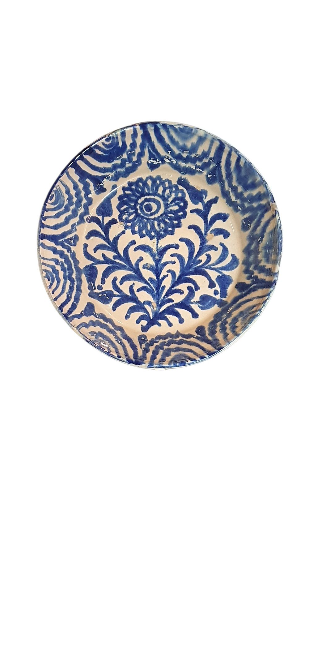 Fuente o lebrillo, S. XIX . Cerámica de Fajalauza - Granada, vidriado o esmaltado en blanco y azul representando un girasol rodeado de motivos florales., lote 18