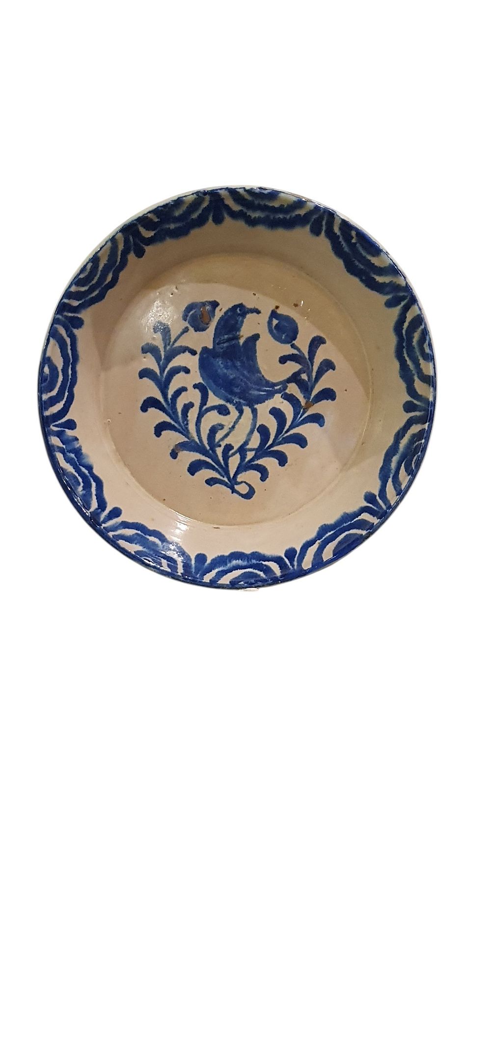 Fuente o lebrillo, S. XIX - XX. Cerámica de Fajalauza - Granada, vidriado o esmaltado en blanco y azul representando un pájaro rodeado de motivos florales., lote 19
