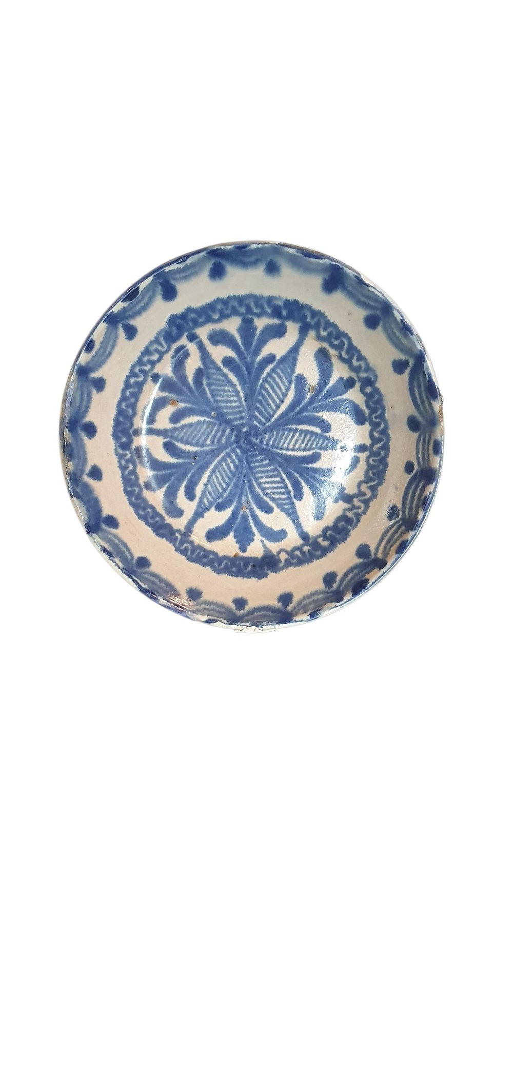 Cuenco, S. XIX - XX. Cerámica de Fajalauza - Granada, vidriado o esmaltado en blanco y azul representando una flor., lote 22