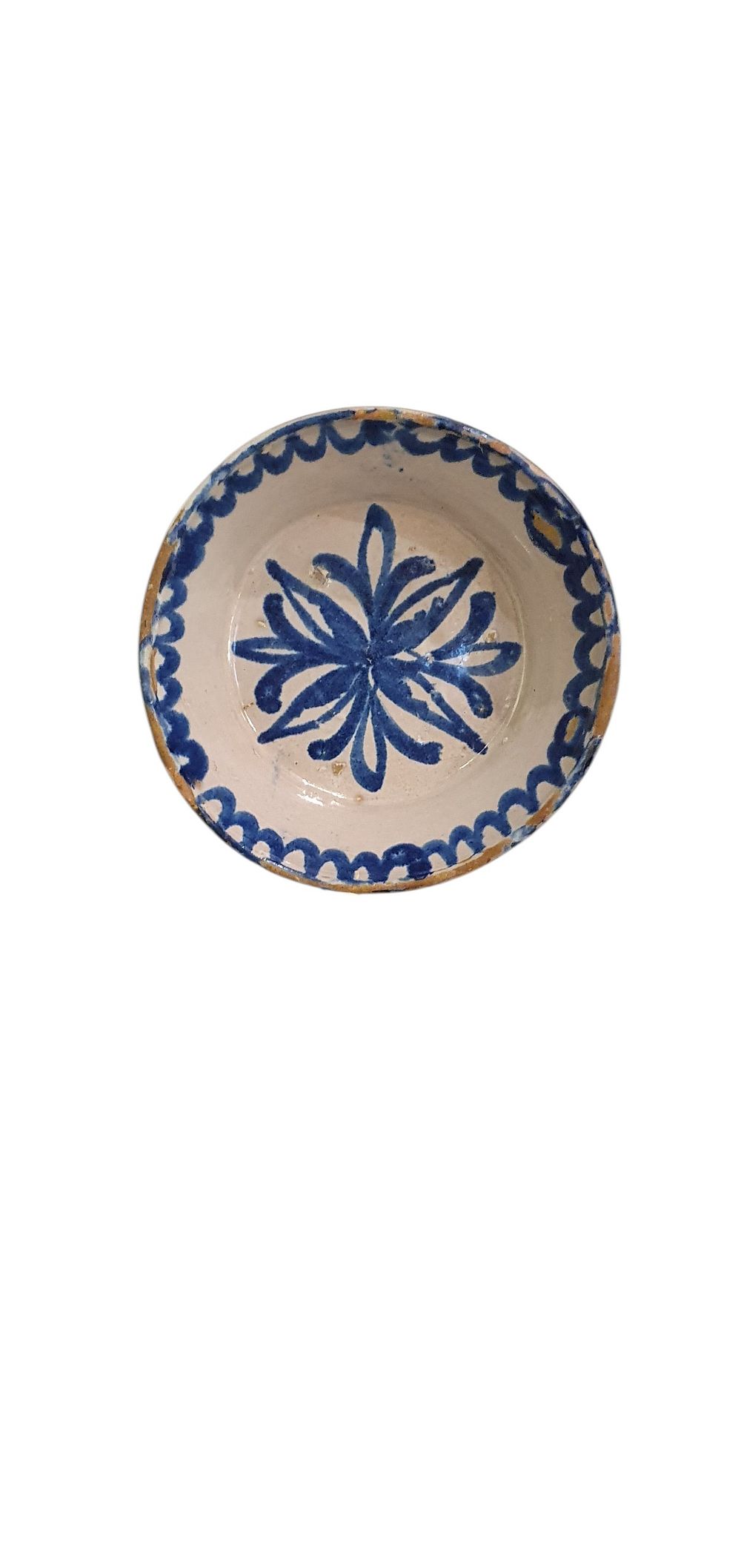 Cuenco, S. XIX - XX. Cerámica de Fajalauza - Granada, vidriado o esmaltado en blanco y azul con motivo floral y cenefa u orla en ondas., lote 23