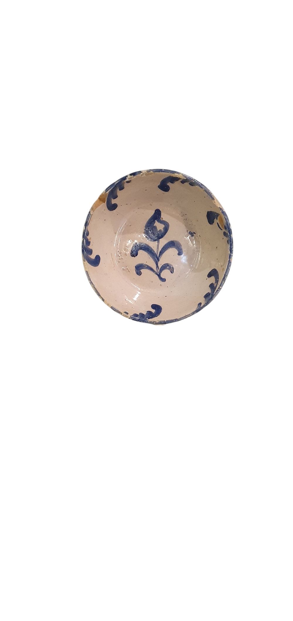 Cuenco, S. XIX. Cerámica de Fajalauza - Granada, vidriado o esmaltado en blanco y azul con motivo floral y panocha, y cenefa u orla en ondas., lote 24