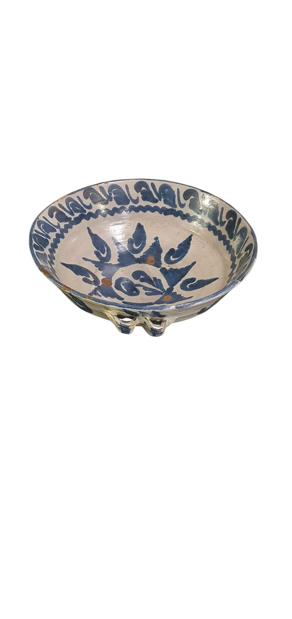 Cuenco o fuente, S. XVIII. Cerámica de Fajalauza - Granada con dos asas, vidriada o esmaltada en gris plomo y azul representando caracolillos en los bordes exteriores e interiores y una flor central., lote 38