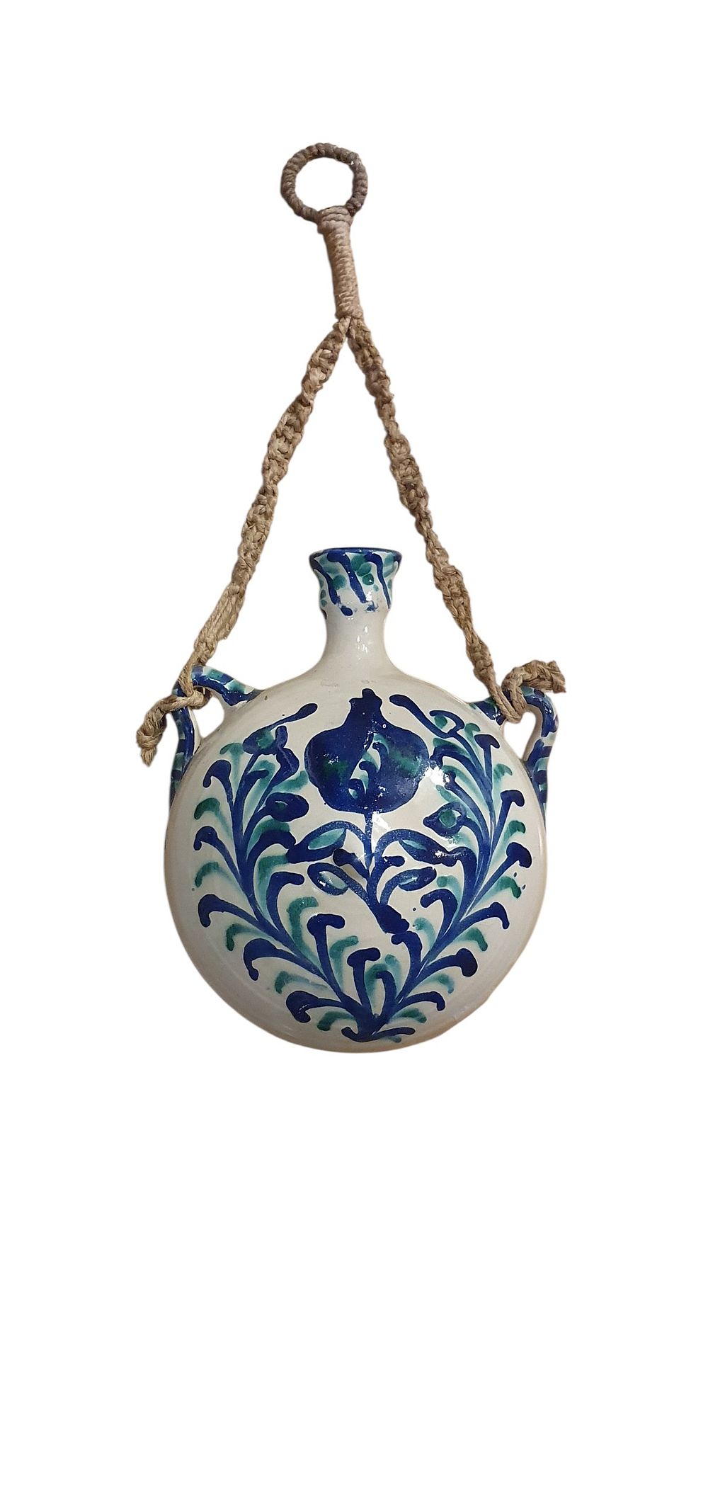 Cantimplora, S. XX.  Cerámica de Fajalauza - Granada con dos asas, vidriada o esmaltada en blanco, azul y verde representando una granada central flanqueada por dos ramilletes de capullos., lote 42