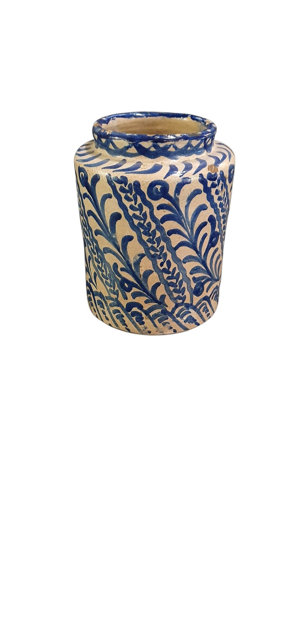 Bote, S. XX.  Cerámica de Fajalauza - Granada, vidriada o esmaltada en blanco y azul representando motivos florales con ondas en el borde., lote 44