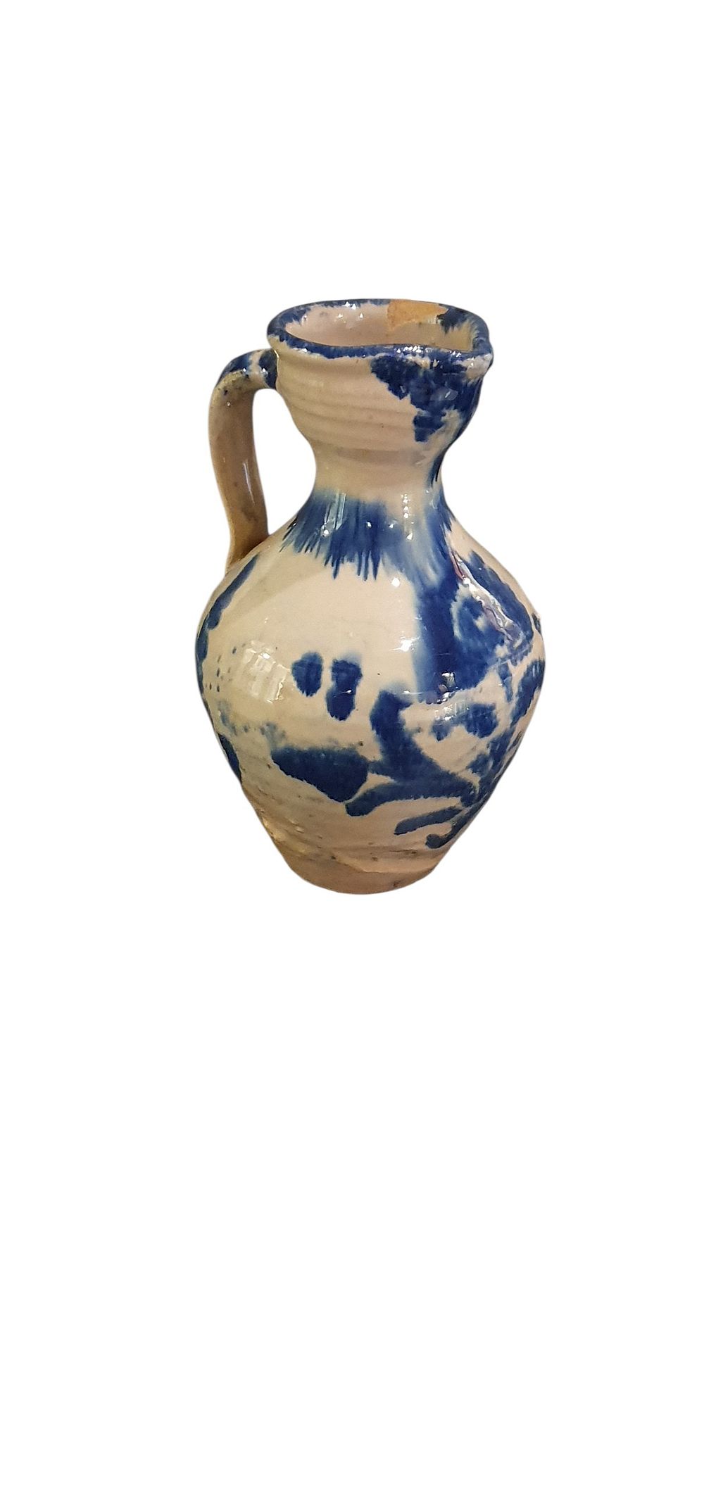 Alcuza o jarra, S. XX.  Cerámica de Fajalauza - Granada, vidriada o esmaltada en blanco y azul con una flor central rodeada de ramilletes de capullos., lote 48