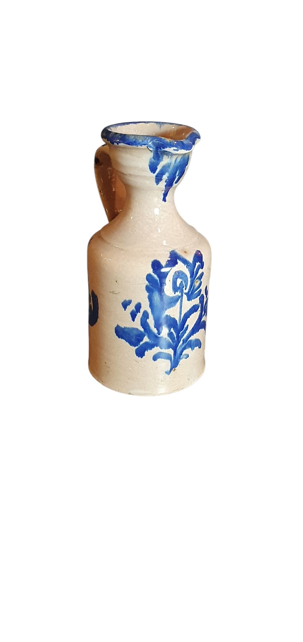 Alcuza o jarra, S. XX. Cerámica de Fajalauza - Granada, vidriada o esmaltada en gris plomo y azul con una flor central rodeada de ramilletes de capullos., lote 49