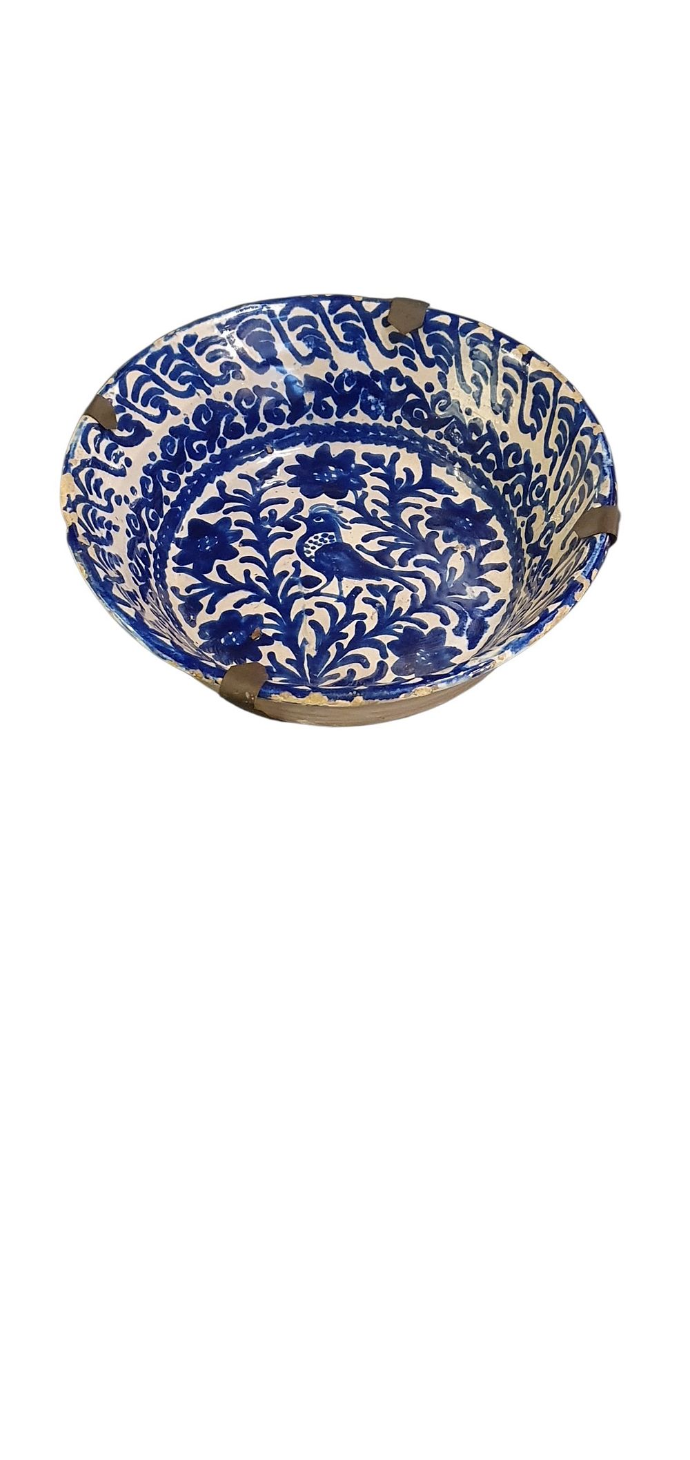 Cuenco o fuente, S. XX. Cerámica de Fajalauza - Granada, vidriada o esmaltada en blanco y azul representando un pájaro rodeado por 5 flores y ramilletes con capullos., lote 53