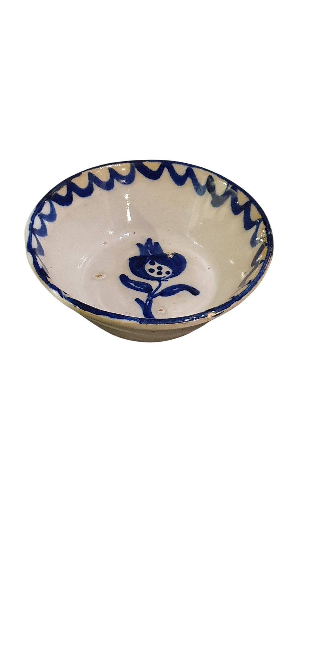 Cuenco, S. XX. Cerámica de Fajalauza - Granada, vidriada o esmaltada en blanco y azul representando una granada y con ondas en los bordes., lote 57
