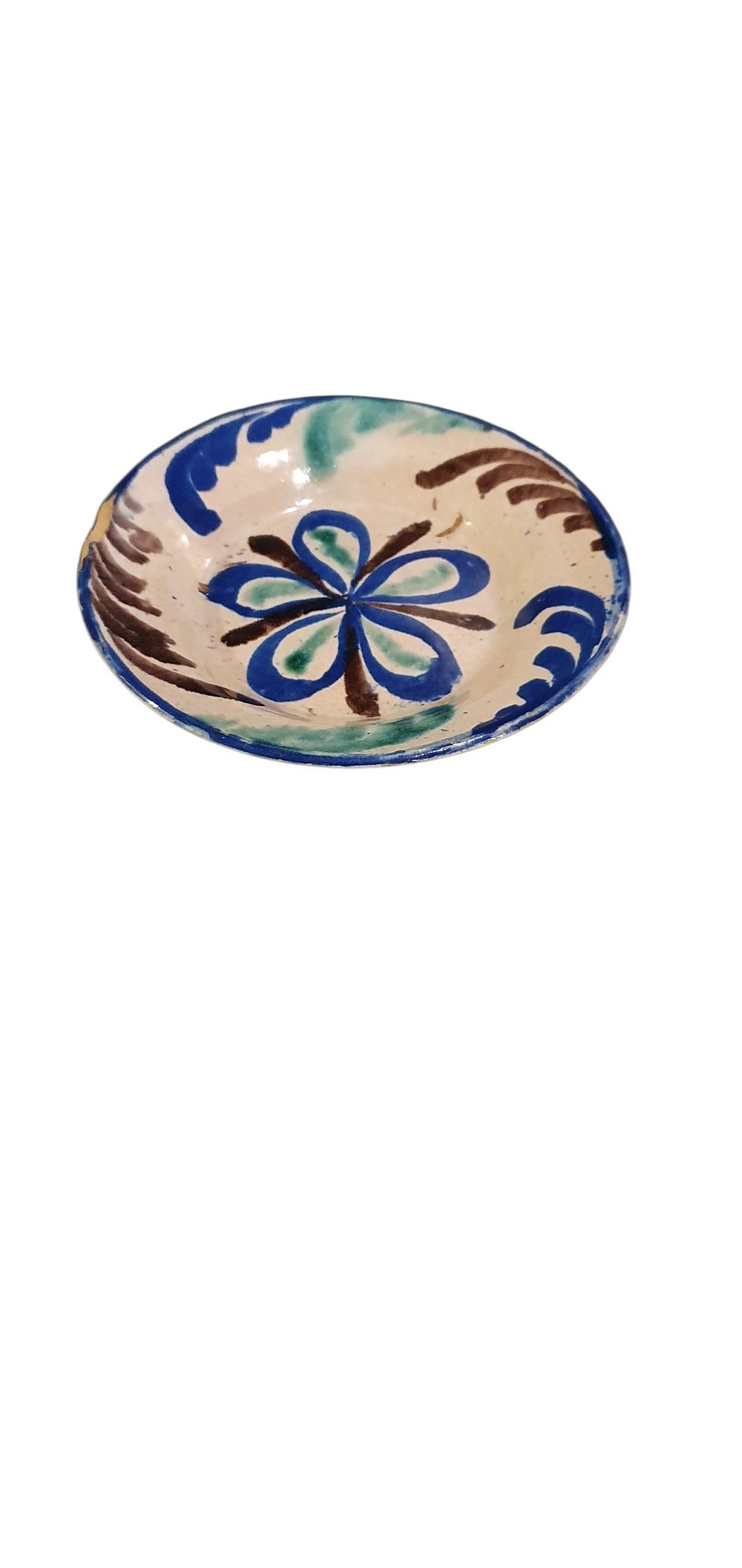 Braserillo o plato, S. XIX - XX. Cerámica de Fajalauza - Granada, vidriada o esmaltada en blanco, azul, verde y marrón manganeso representando una flor central., lote 58