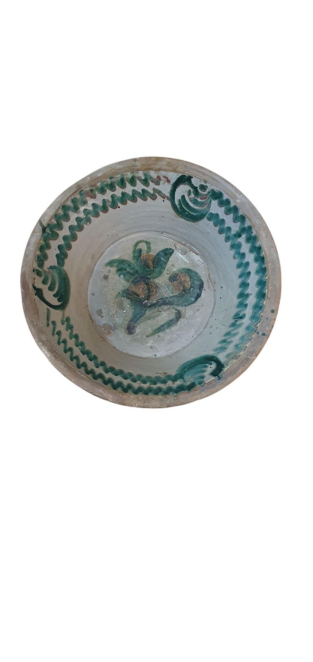 Lebrillo, S. XIX - XX. Cerámica de Fajalauza - Granada, vidriada o esmaltada en blanco y verde representando dos cenefas y una flor de lis central., lote 61